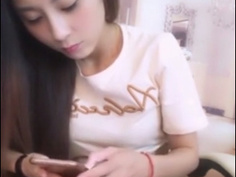 絕美女孩在我面前自摳！她的木耳一看就知道經驗豐富！色情的濕度正在閃閃發光