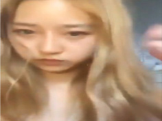 一頭金髮卻感覺清純的女孩沒穿內褲大展一字馬