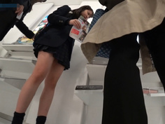 真‧偷拍神人!!不管站著坐著 只要是高中妹內褲顏色都引人遐想 10