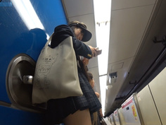 真‧偷拍神人!!不管站著坐著 只要是高中妹內褲顏色都引人遐想 3