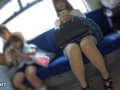 真‧偷拍神人!!在電車座位上就已若隱若現，忍不住跟著下車收錄好幾段才過癮!