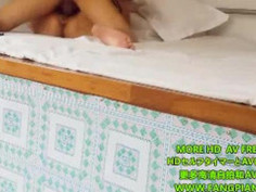 偏远山区里与女友在炕上激情做爱