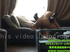 与空姐女友沙发上激情自拍