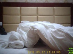 新人xiaoleizi(口臭猥瑣眼鏡哥)酒店約炮強吻外語系妹子