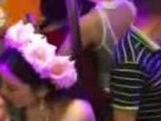 實拍火爆夜場婬亂場面 極品胸模衹要給錢任由你摸奶拍照 大媽也給錢上去摸是什麼意思