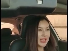 性感女司機穿著開襠黑絲要載我去打炮！我拍下她的私密處她還主動掰開：很想要吧