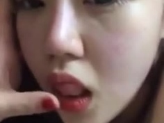 傻妹妹脫光拍給男友看。結果視頻被外流了