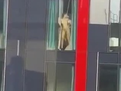 上班到一半直擊對面大樓貼著玻璃打砲