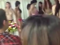 本土餐館光明正大開台貓步脫衣秀