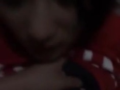 親生父親在廁所強姦自己的女兒。而且不戴套！