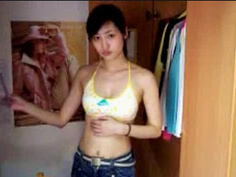 大學學妹試穿內衣 還調皮的展示自己奶子真可愛