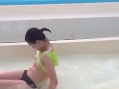 巨乳學姐玩「超激滑水道」