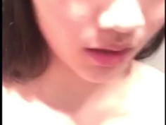 小妹妹怎麼穿著絲襪洗澡呢