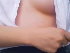 白襯衫妹大街上直接露出