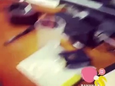 我的主人叫我在辦公室咬咬！聽話小秘書不顧同事還在就直接咬咬：果然騷到出水