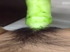 援交妹為了找生意,只好拍自慰影片吸引客人了,話說那是黃瓜吧...