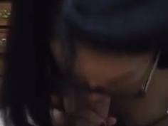 亂倫!哥哥要求妹妹戴著眼鏡幫他口交!