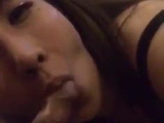 正妹含情脈脈的含屌