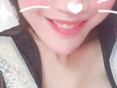 其中一邊粉紅色乳暈見客啦！辛尤里ig「搖頭晃奶」賣萌走光