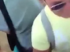 海灘上要女友現場吃屌秀 群眾鼓譟還幫壓頭....