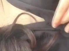 姊姊你的裙子裡怎麼一直傳出電動聲？邊走路邊捏豆...裙子一撩內褲藏著「大玩具」