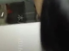 慾火在燃燒！小情侶在火車廁所裡%%%搞自拍！狹小空間只能從背後：叫聲夾雜鐵軌聲