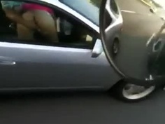 女乘客屁股抬高...上下低頭吃駕駛的大香腸...駕駛邊開車邊使出金手指摳弄(