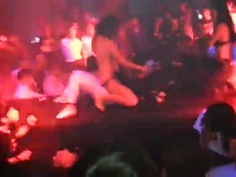 跟上空妹在舞池中央摩擦