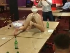 洋妹表演人體噴水池