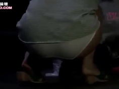 我撿起鄰居人妻扔掉的內衣褲來聞....