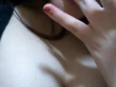 用嘴一点一点的舔干净手指上的淫水