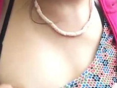 Une jeune nana exhib nous montre timidement ses seins en video d’exhib Sublime cette jeune femme, je suis certain qu’elle voudrait bien du