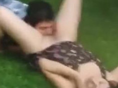 偷拍草地上的野战，男生为女生口交，最后贴心的把内裤帮穿上