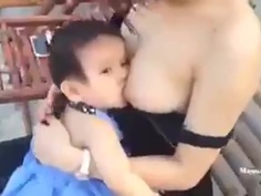 有巨乳媽的孩子吃很好！辣媽哺乳影片被人上傳﹗嬰兒越吸越深讓人羨慕
