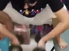 中国小姑娘凳子上玩哑铃 竟然失禁喷尿了 微信：ztumblr 微博搜索：小松小圆 百度搜索：小松小圆