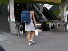 偷拍路邊正妹的裙底風光！一臉清純的她沒想到裙子裡面這麼騷！兩片肉讓我「雞昂」啊！2