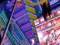 台灣廟會97狂！鋼管妹穿齊逼裙跳鋼管！底下民眾看到口水直流：腿開往下磨就高潮了吧