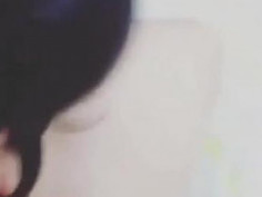 莹莹像狗一样趴着，被主人灌精！强力的抽插小骚逼！啊啊啊啊啊啊啊啊啊啊啊啊啊啊啊……好充实！