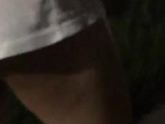 ???? 掀開裙子直接抓下去，然後拖到附近的廁所大力從後面插進去，再叫附近的人都來幹妳這個精液壺 ???