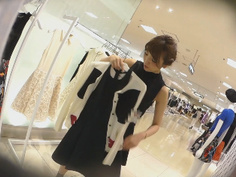 真‧偷拍神人!!假裝逛街偷拍百貨櫃姊穿甚麼內褲， 想不到是小丁!三合一唷