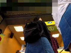 真‧偷拍神人!!街上看到穿短裙的正妹 情不自禁又想一探褲褲多騷 2