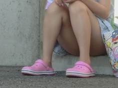 真‧偷拍神人!!街上看到穿短裙的正妹 情不自禁又想一探褲褲多騷 1