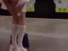 短裙妹在車站月台公然拉跳蛋....