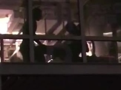 比薩店落地窗前開戰！兩男戰一女大秀活春宮！引路人圍觀：女的沒穿男的一直動