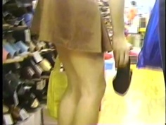 短裙妹彎腰大露海鮮