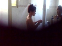 躲在角落偷拍隔壁的大姐洗澡