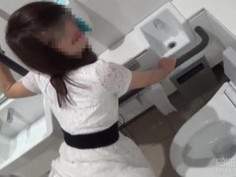 沒穿內褲的人妻在賣場大玩露出 趕緊跑到廁所去處理