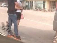 女的饥渴的不行了，大白天的就用屁股顶男人的鸡巴了 扒糗事最新地址 够骚