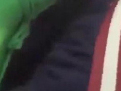 姑娘被蹭到忍不住用手抓了。 这感觉爽