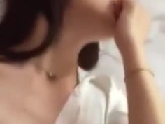 女友襯衫底下什麼都沒穿超性感，被幹的時候叫聲讓人好興奮！